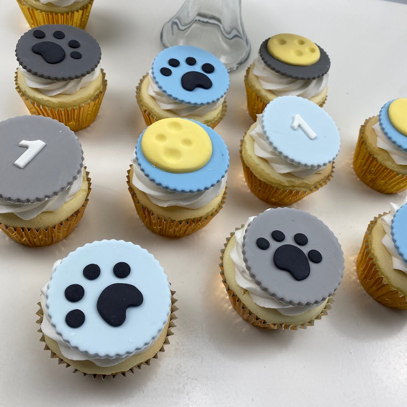 Custom Fondant Plaque Topped Cupcakes